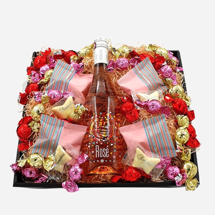 Gavekurv med rosévin, chokolade og lakrids