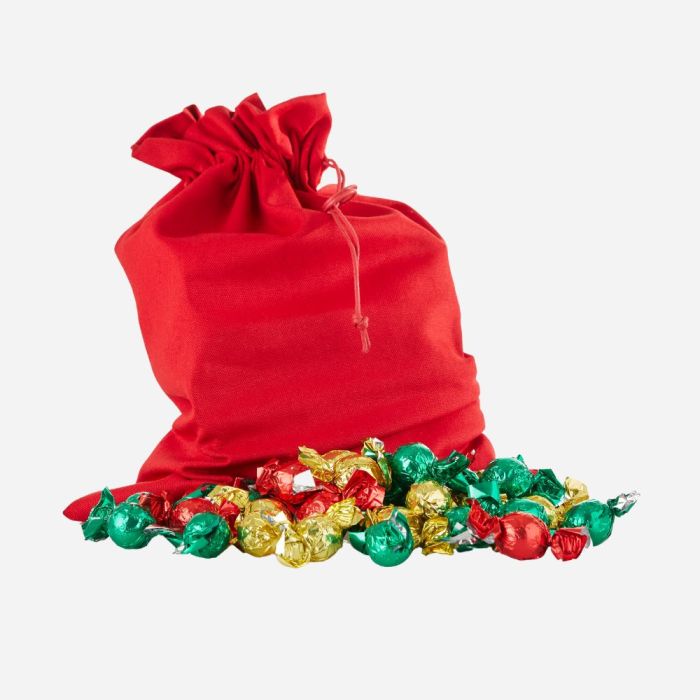Fyldte chokoladekugler pakket enkeltvis i folie af grøn, guld og rød i flot julesæk