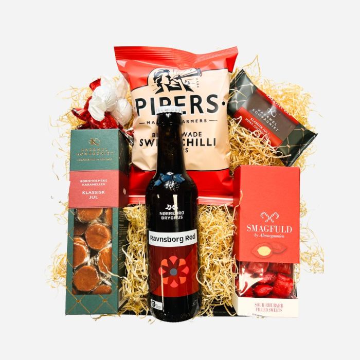 Julekurv med juleøl, chips og søde sager